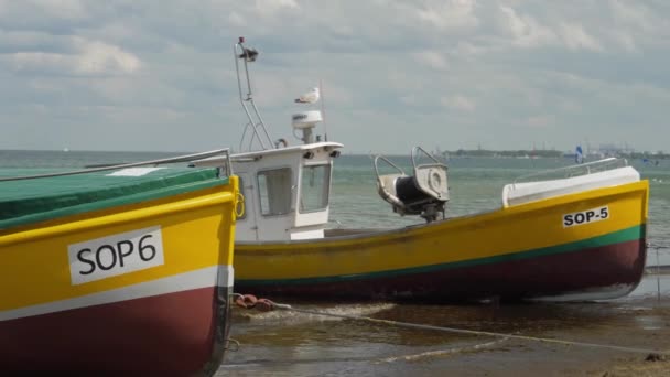 Fiskebåtar förtöjda på stranden Royaltyfri Stockfilm