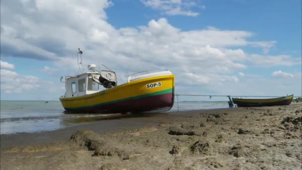 Rybářská loď na pláži - Včas — Stock video