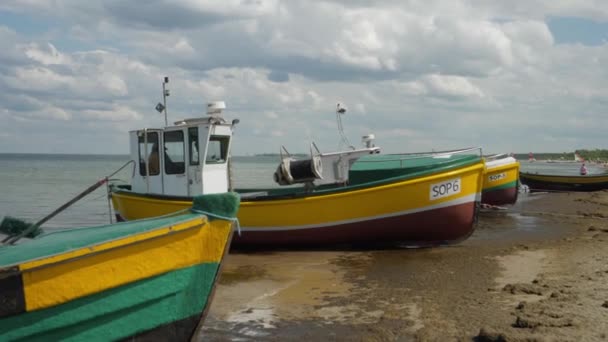 Fiskare båt förtöjd på en strand Royaltyfri Stockvideo