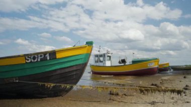 Sahilde demirli balıkçı tekneleri