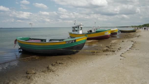Fiskebåtar förtöjda på en strand Stockvideo