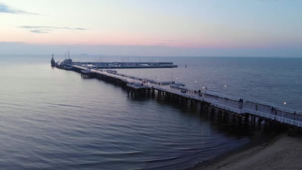 Pier tijdens zonsopgang - Luchtfoto — Stockvideo