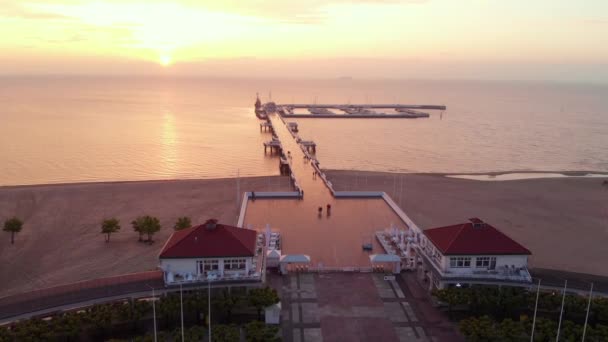 Pier tijdens zonsondergang - Drone — Stockvideo