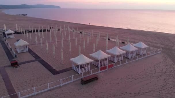 Пустой пляжный бар на "Санрайзе" - дрон — стоковое видео