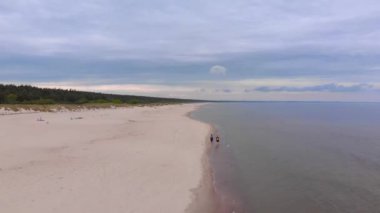 Boş Sahilde Yürüyen İnsanlar