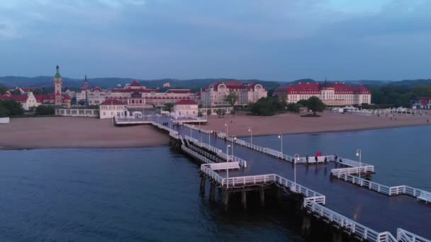 Pier en hotels - Luchtfoto — Stockvideo