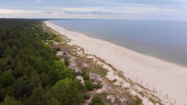 Leeg strand en duinen - Luchtfoto — Stockvideo