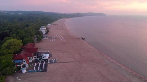 Leerer Strand bei Sonnenaufgang - Drohne — Stockvideo