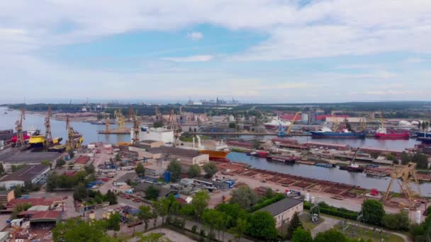 Chantier naval et rivière - Aérien — Video