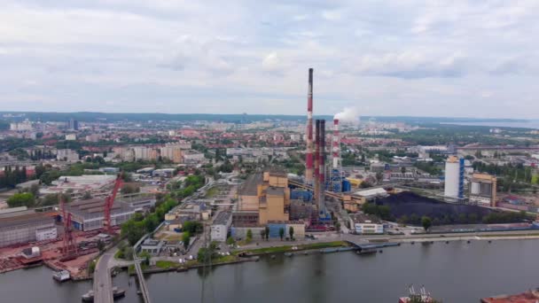 Електростанція біля річки — стокове відео