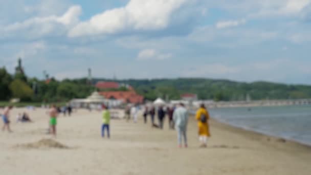 Folk som går på stranden — Stockvideo