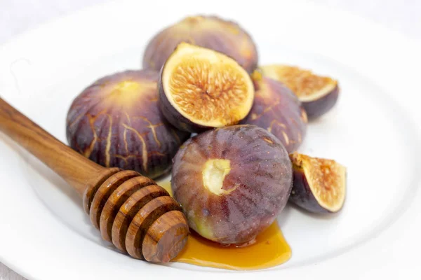 Honey Dropper Spoon Syrup Fresh Sweet Figs White Plate — Stock Photo, Image