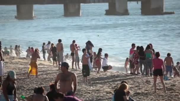 Vina 2011 시즌에 해변에서 해수욕 — 비디오