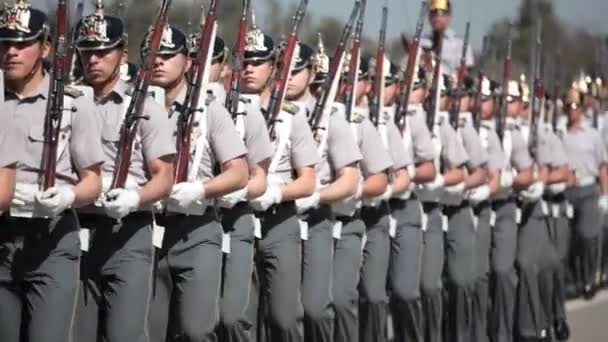 Santiago Chile Septiembre 2011 Cadetes Militares Marchan Ensayo Del Gran — Vídeo de stock