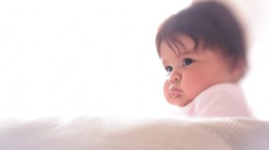 Güzel bebek ve Lensbaby lens ile ufuk etkisi