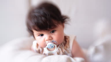 Üzgün bebek ve Lensbaby lens ile ufuk etkisi