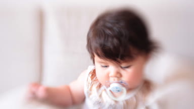Üzgün bebek ve Lensbaby lens ile ufuk etkisi