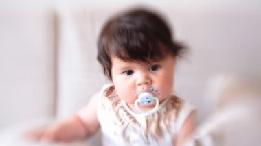 Üzgün bebek ve Lensbaby lens ile ufuk etkisi