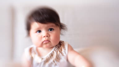 Güzel bebek ve Lensbaby lens ile ufuk etkisi