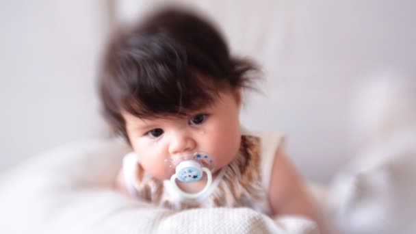 Bebé Triste Efecto Desenfocado Con Lente Bebé — Vídeos de Stock