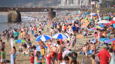 Vina del Mar, Şili - 13 Şubat 2012: yıkananlara Vina del Mar, yaz sezonu boyunca sahilde