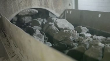 Bakır kayalar bir birincil kırıcı ezilmiş sonra bir konveyör kayışı ile taşınmaktadır