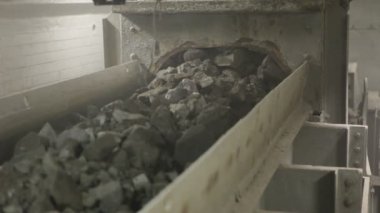 Bakır kayalar içinde birincil crushertwo atış sonra ezilmiş olmanın bir konveyör kayışı ile taşınmaktadır