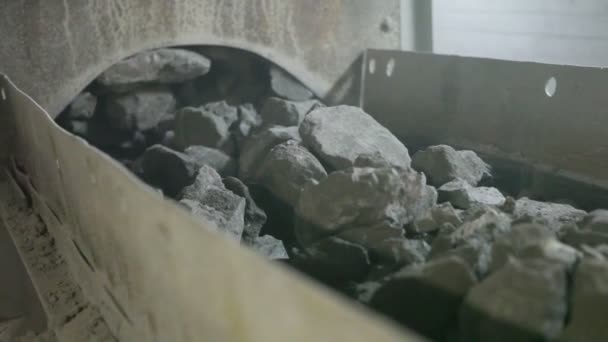 被压在初级破碎机后由传送带运送铜岩 — 图库视频影像