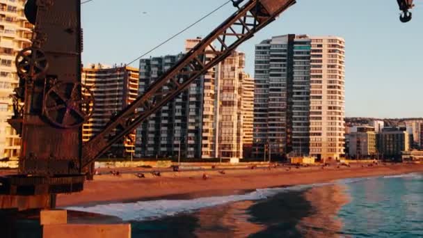 Grue Sur Quai Vergara Dans Vina Del Mar Chile Panning — Video