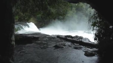 Salto de La Leona şelale, Huilo-Huilo biyolojik rezerv Güney Şili'nın Göller bölgesinde yer alan.