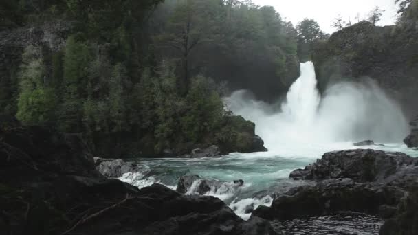 Cascada Huilo Huilo Ubicada Reserva Biológica Huilo Huilo Sur Del — Vídeos de Stock