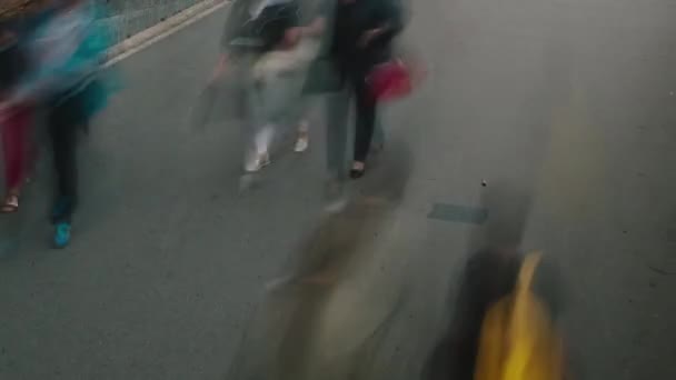 Pedestre Desfocado Calçada Timelapse Panning — Vídeo de Stock
