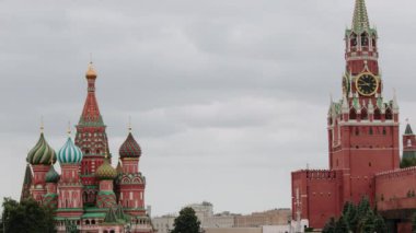 Kızıl Meydan' ın timelapse, St Basil Katedrali ve Kremlin alacakaranlıkta. Moskova, Rusya Federasyonu.