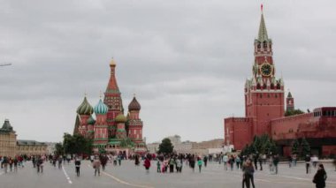 Kızıl Meydan' ın timelapse, St Basil Katedrali ve Kremlin alacakaranlıkta. Moskova, Rusya Federasyonu.