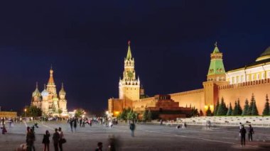 Kızıl Meydan, St Basil Katedrali ve Kremlin gece timelapse Panning. Moskova, Rusya Federasyonu.