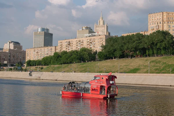 Łódź przyjemności nad Moskwą — Zdjęcie stockowe