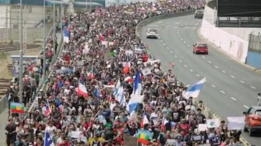 Valparaiso, Şili - 27 Ekim 2019 - Protestocular, Vina del Mar 'dan Valparaiso' ya Sebastian Pinera hükümetine karşı yürüdüler..