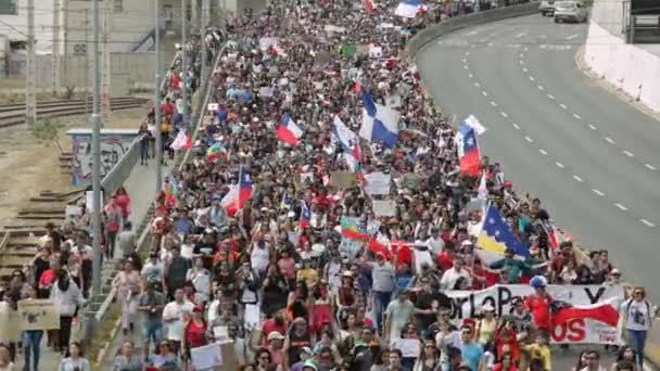 智利瓦尔帕莱索 Valparaiso Chile 2019年10月27日 抗议者从Vina Del Mar游行至瓦尔帕莱索 反对塞巴斯蒂安 皮涅拉政府 这是近年来该地区最大规模的游行 — 图库视频影像