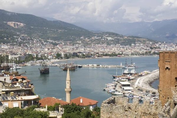 Türk Rivierası üzerinde Alanya liman