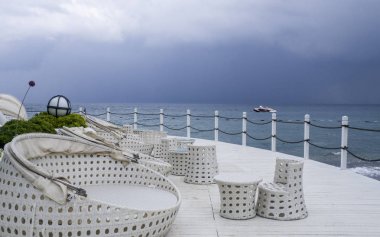 Plaj şemsiyesi altında eğlence