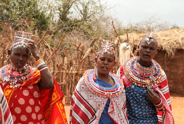 Kenia Park Narodowy Tsavo 2018 Masajowie Ich Wsi Tradycyjnym Stroju — Zdjęcie stockowe