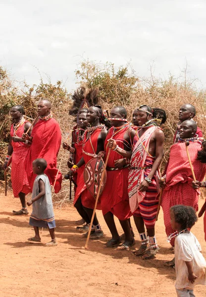 Kenia Park Narodowy Tsavo 2018 Masajowie Ich Wsi Tradycyjnym Stroju — Zdjęcie stockowe