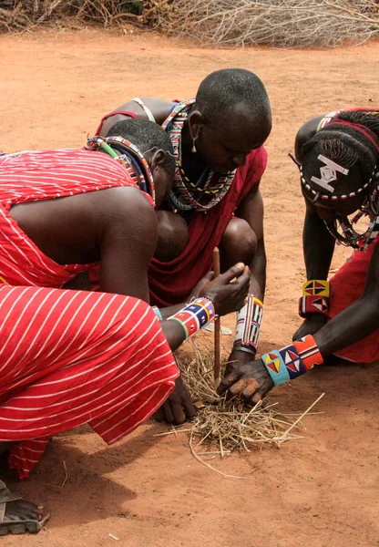 Kenia Park Narodowy Tsavo 2018 Masajowie Ich Wsi Tradycyjnym Stroju — Zdjęcie stockowe