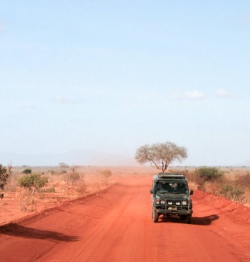Kenya, Tsavo Doğu - kırmızı yol üzerinde jeep safari