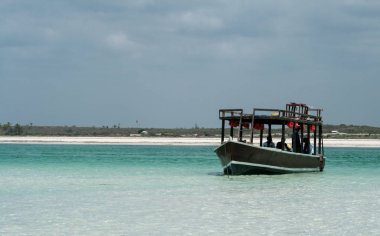 Kenya, Mombasa, 03/25/2018 - okyanus üzerinde tekne.