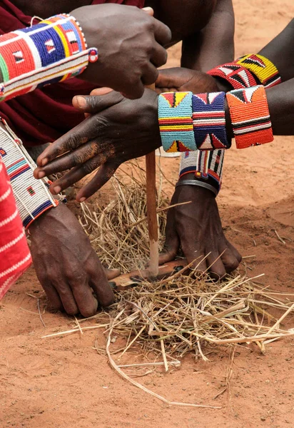 Ανατολή Tsavo Κένυα Μασάι Άνθρωποι Θέτοντας Φωτιά Από Χέρια Τους — Φωτογραφία Αρχείου