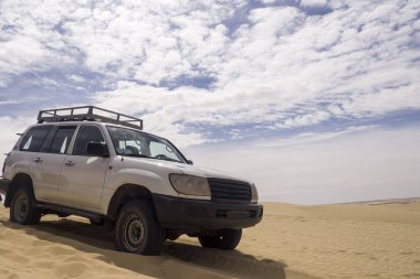 Kumlu safari yollarında Jeep