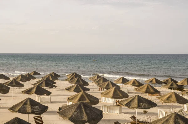 Tunus, kumlu plaj ve deniz, eğlence için iyi