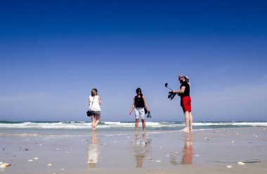 Tunus - 25.05.2019 - deniz den selfstick kullanan arkadaşlar için bir fotograf yapma