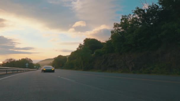 Super Carro Uma Estrada Montanha Estrada — Vídeo de Stock